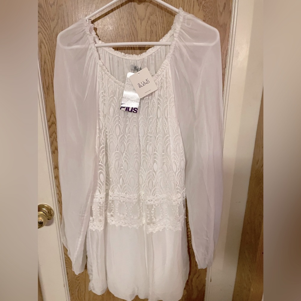 🎀Beautiful Italian made ivory shear with lace accent blouse/top🎀